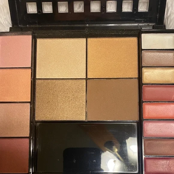 ELF Eyeshadow Palette - Vibrant Shades - Picture 4 of 5